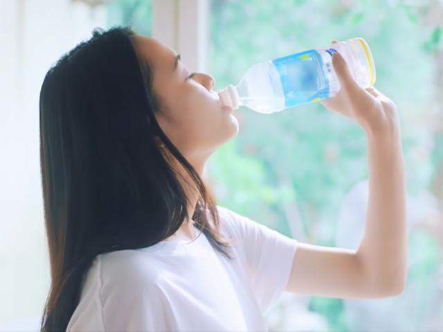Uống quá nhiều nước đến mức nước tiểu trong suốt, bác sĩ cảnh báo có thể bị ngộ độc