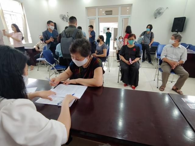 Hà Nội: Người dân vui mừng nhận tiền hỗ trợ khó khăn vì dịch COVID-19 trong ngày đầu nghỉ lễ
