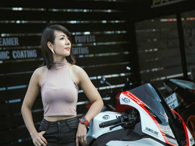 Mê mệt người đẹp tạo dáng nóng bỏng bên siêu mô tô Yamaha YZF-R1