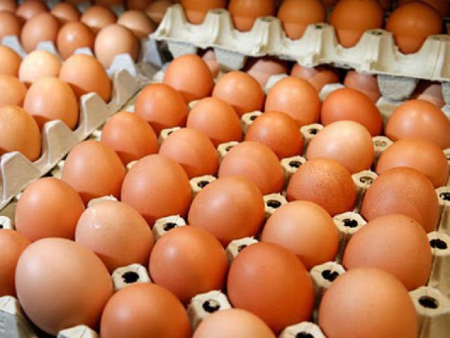 Người tiêu dùng đua tích trữ do ”bão” COVID-19, giá trứng gà tại Mỹ tăng sốc