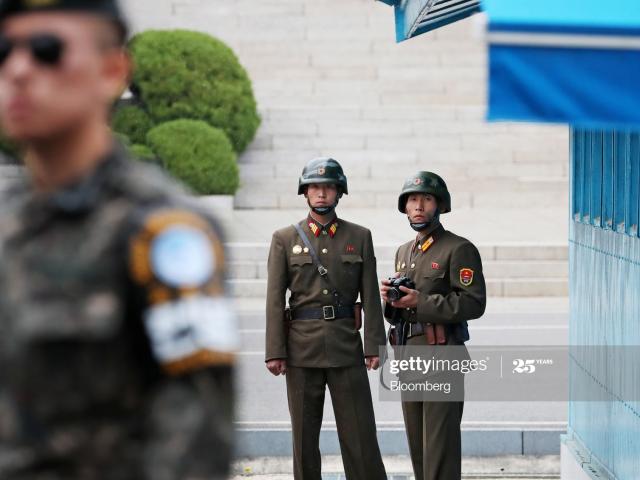 Hàn Quốc, Triều Tiên nổ súng qua lại trong khu phi quân sự