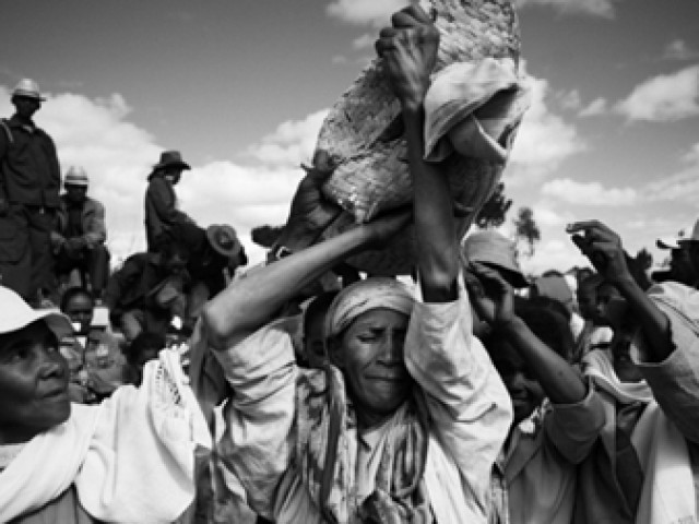 Kỳ dị tập tục “nhảy múa cùng người chết” ở Madagascar