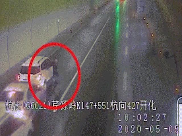 Video: Tử thần 2 lần ”ngủ quên” khi người đàn ông gặp tai nạn liên hoàn ở TQ