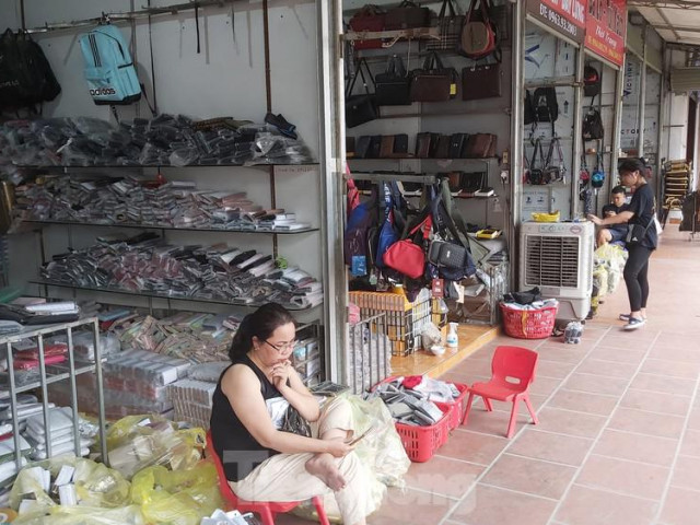 Tiểu thương chợ quần áo lớn nhất Hà Nội ngóng khách sau giãn cách xã hội