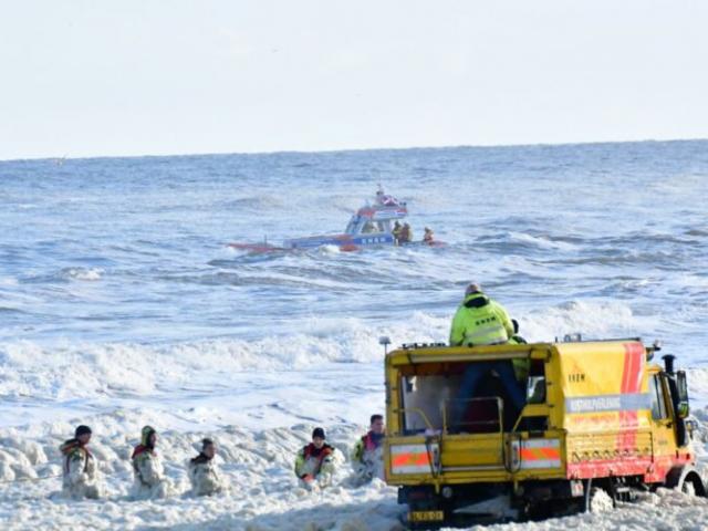 Bọt biển dày gần 1 m khiến 5 người lướt sóng chết thảm
