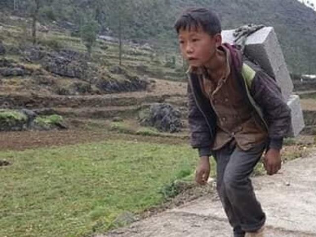 Hạnh phúc ”mỉm cười” với cậu bé ở Hà Giang cõng viên gạch 12kg lấy 2.000 đồng