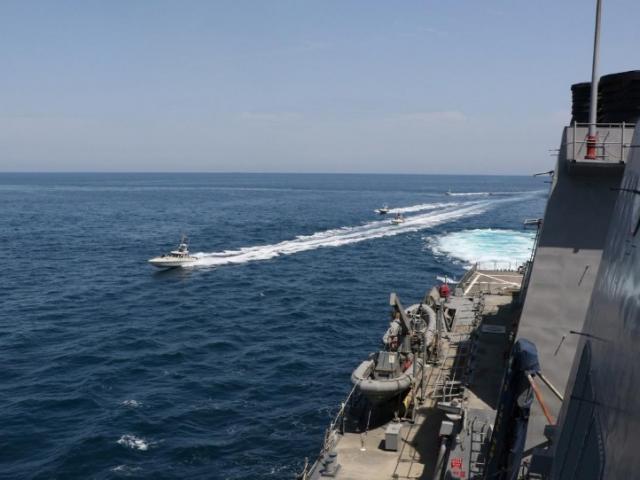 Hải quân Mỹ dọa bắn hạ bất cứ tàu nào áp sát quá 100 mét ở Vịnh Ba Tư