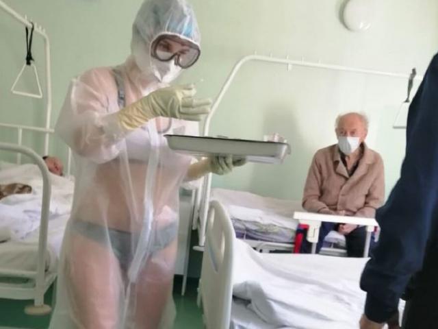 Nữ Y tá Nga để lộ nội y dưới áo choàng bảo hộ gây tranh cãi