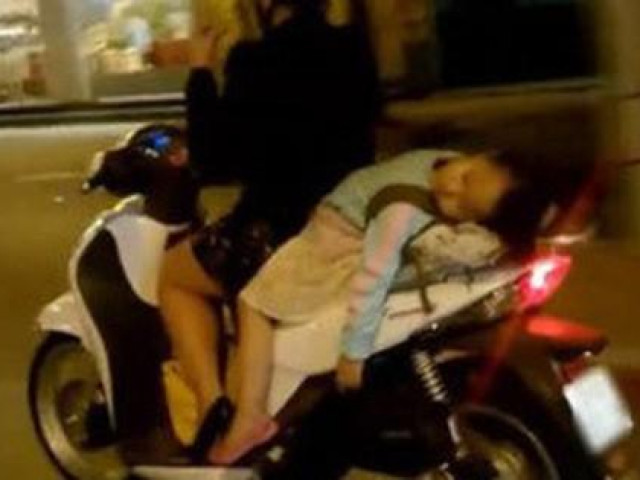 Từ những cái chết của trẻ khi đưa đón bằng xe máy, cảnh báo điều cha mẹ nhất định cần nằm lòng