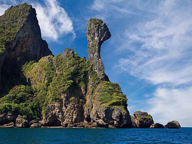 Hòn đảo nhiệt đới kỳ quái ở Thái Lan trông giống như một con gà