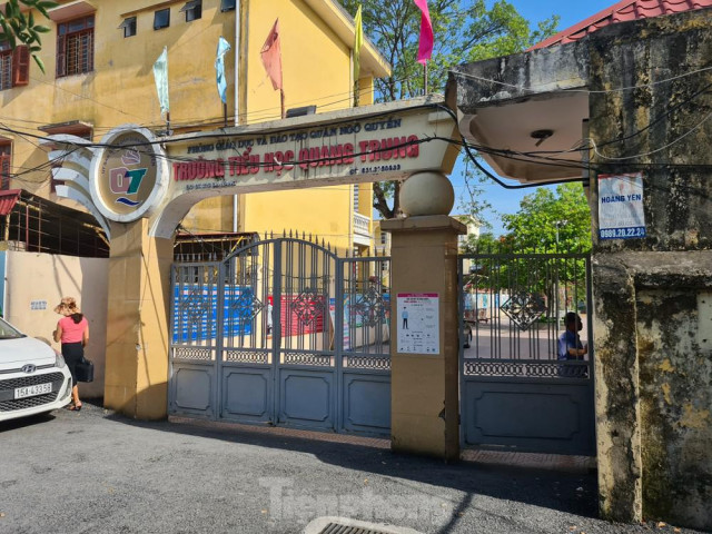 Học sinh tiểu học đội nắng ở cổng trường: Sẽ mở cổng trường cả trong giờ nghỉ trưa