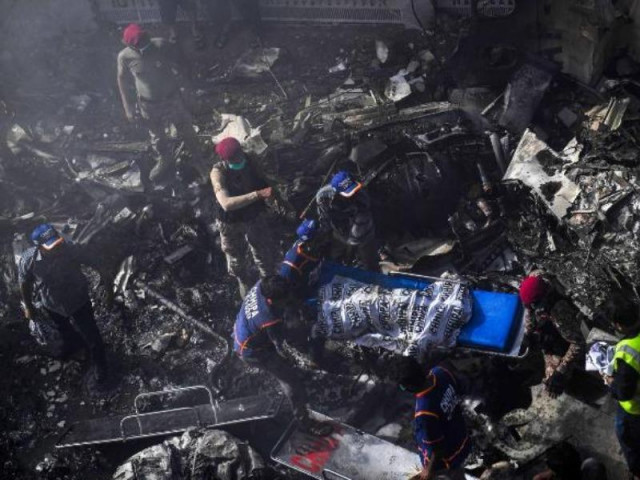 Người sống sót kể lại lúc máy bay chở 99 người rơi và bốc cháy