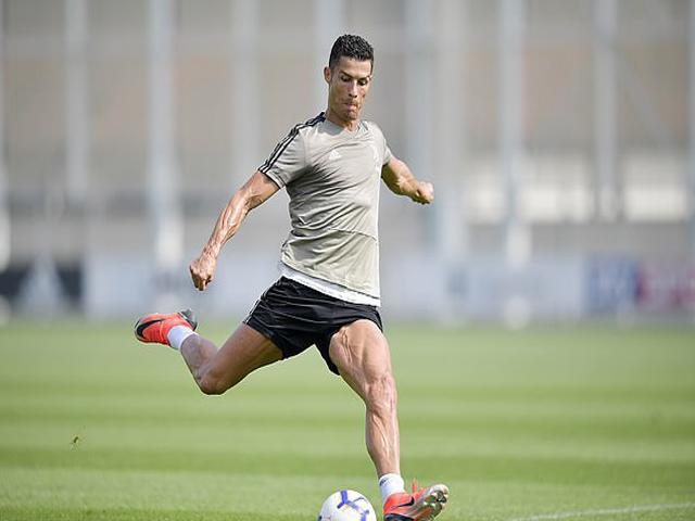 Ronaldo ra chân cực đỉnh đưa bóng vào rổ, thu hút triệu view