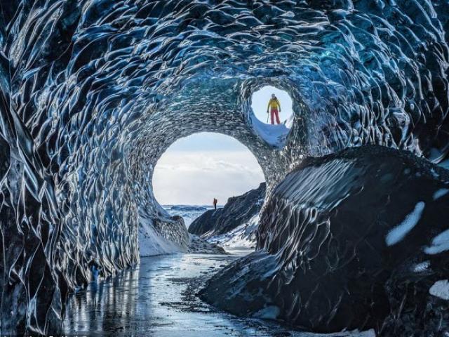 Vẻ kì bí bên trong hang động băng lớn nhất ở Iceland