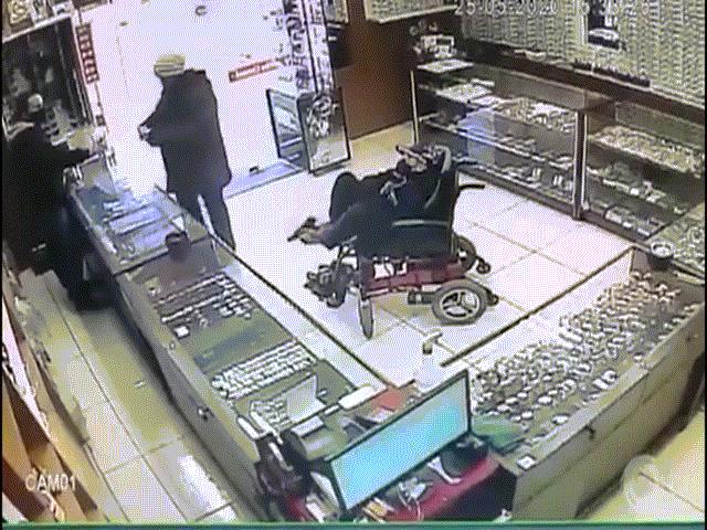 Video: Thanh niên khuyết tật ngồi xe lăn cướp tiệm trang sức, dùng chân giương súng uy hiếp