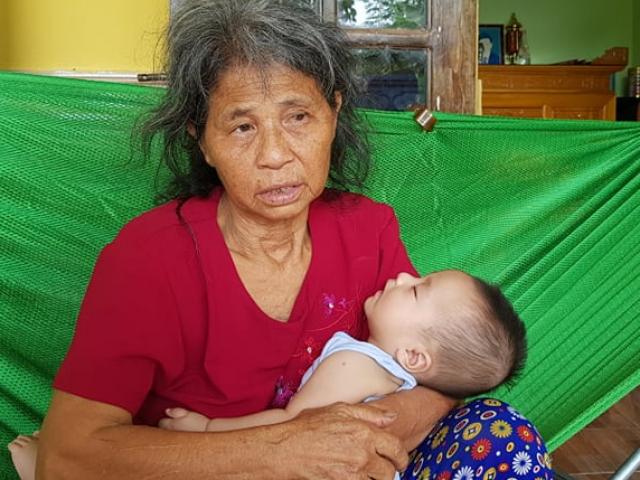 Bố mẹ và anh trai mất vì tai nạn, bà nội bế bé 5 tháng tuổi đi khắp làng xin sữa