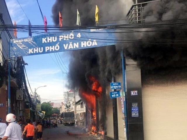 7 người mắc kẹt, khóc gào trong căn nhà rực lửa ở Sài Gòn