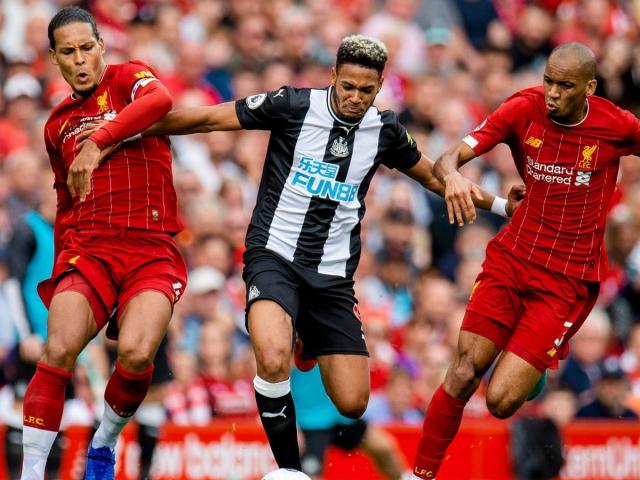 Newcastle đổi chủ, Liverpool hoang mang ngày nâng cúp Ngoại hạng Anh