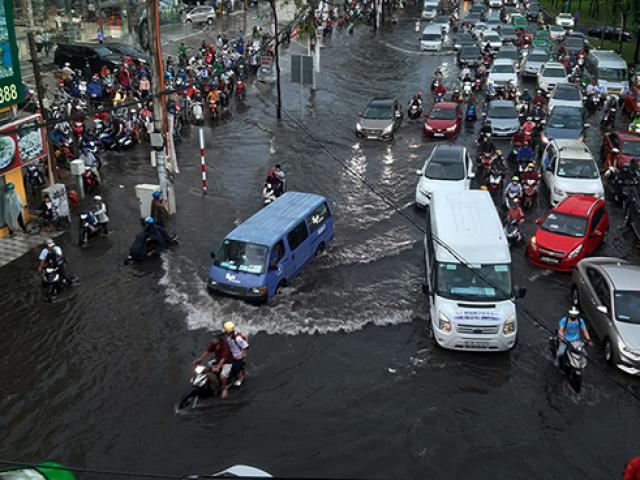 Đường phố Sài Gòn ngập lênh láng sau cơn mưa lớn, người dân “bơi” trong nước đen ngòm để về nhà