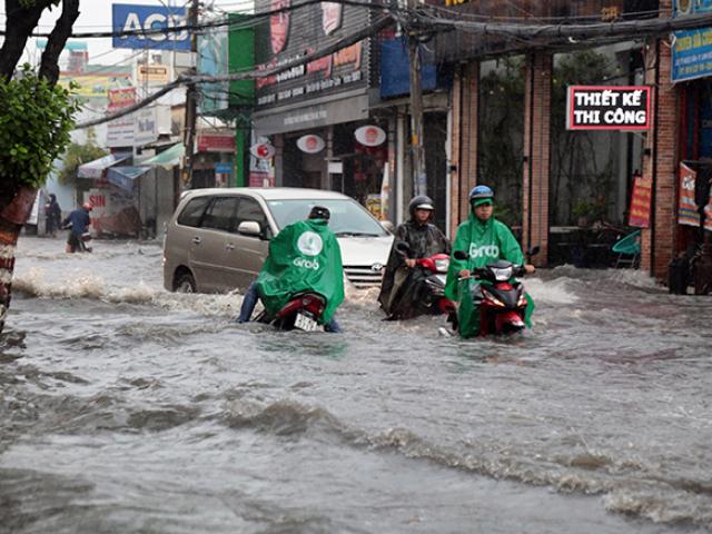 Đường ngập lút bánh xe sau mưa lớn, người Sài Gòn ngã nhào trong “biển nước”