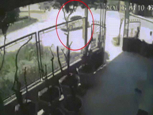 Vụ xe tải đè xe con ở Thanh Hóa, 3 người chết: Hé lộ góc quay khác