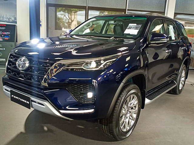 Ảnh thực tế xe SUV Toyota Fortuner bản máy dầu 2021 tại đại lý ở Thái Lan