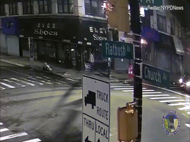 Video: Khoảnh khắc người đàn ông New York cứa cổ một cảnh sát, cướp súng bắn hai cảnh sát khác