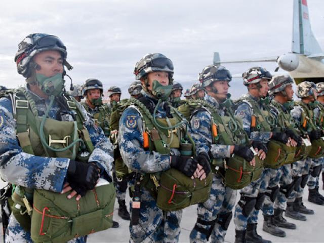 Hàng ngàn lính dù Trung Quốc ồ ạt đổ bộ đến biên giới giáp Ấn Độ