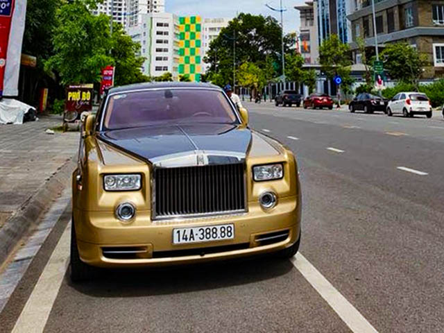 Rolls-Royce Phantom mạ vàng biển Quảng Ninh bị thiêu cháy