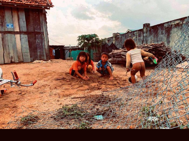 Bên trong ngôi làng của 4 đứa trẻ ăn ve sầu với cơm nguội