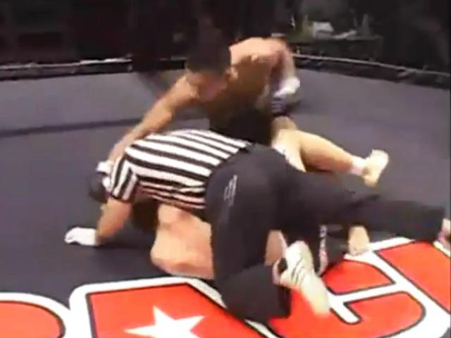 Bị khiêu khích, võ sĩ MMA điên tiết hạ knock-out cả đối thủ lẫn... trọng tài