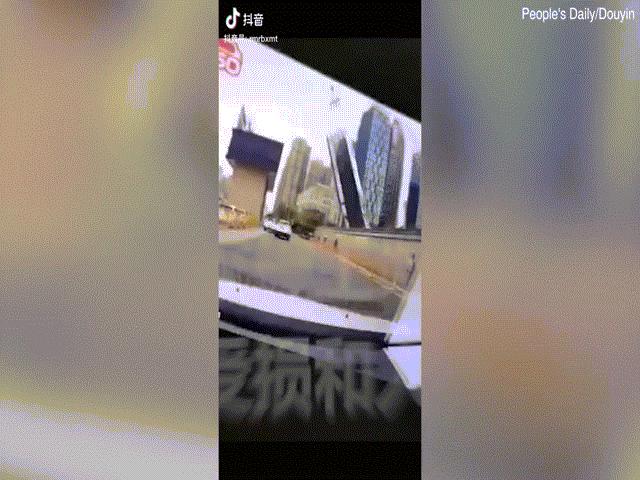 Video: Cần cẩu khổng lồ đổ sập rợn người, nạn nhân ”kẹt cứng” trong ô tô