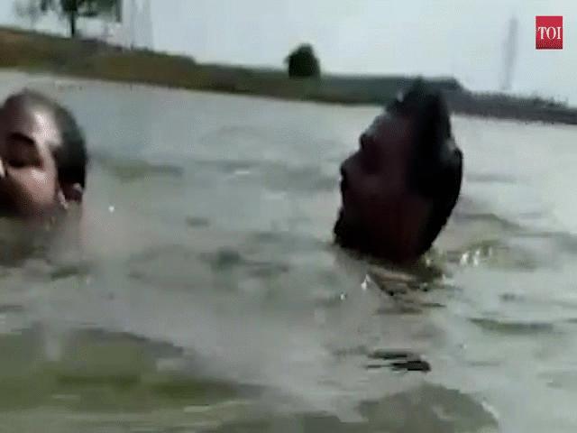 Video: Đang tắm dưới đập, người đàn ông lĩnh trọn cú đớp của cá sấu