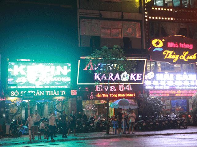 Karaoke đua nhau mở cửa trở lại, nhân viên ra đường vẫy khách