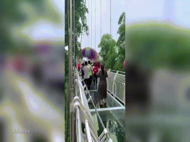 Video: Khoảnh khắc cầu kính cao 160m rung bần bật khi nhóm du khách TQ nhảy theo nhạc