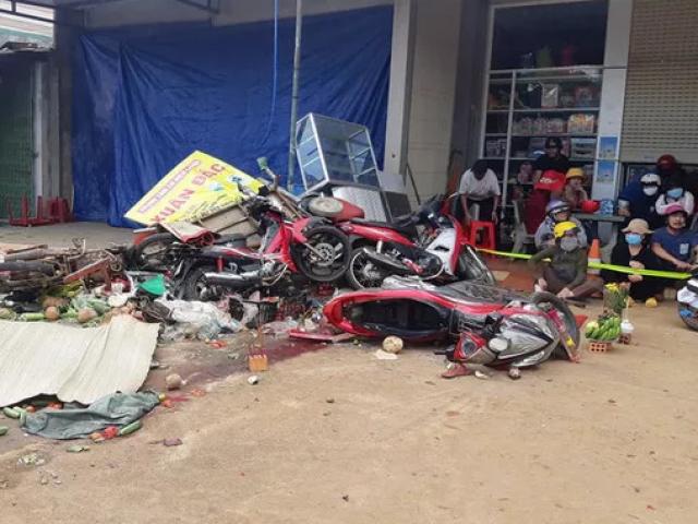 Rùng mình với clip vụ xe tải lao vào chợ, 5 người chết ở Đắk Nông