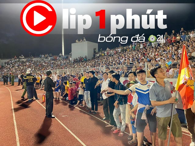 V-League lại khiến thế giới choáng: ”Vỡ sân” kinh hoàng, kỷ lục bù giờ (Clip 1 phút Bóng đá 24H)