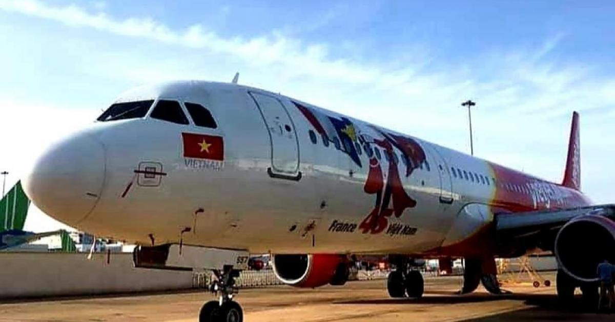 Hơn 18 tiếng khẩn cấp đưa máy bay Vietjet trượt khỏi đường băng về sân đỗ