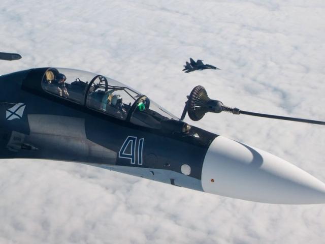 Ngoạn mục cảnh tiếp nhiên liệu trên không của chiến đấu cơ Nga