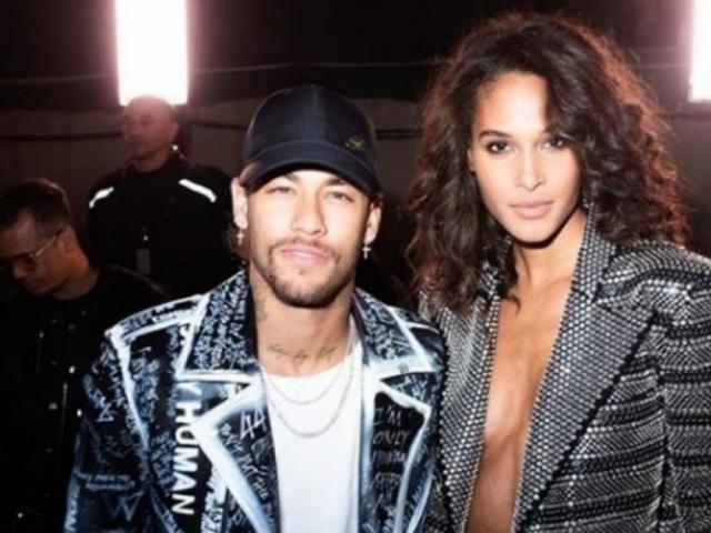 Neymar ăn mặc như hề bên bạn gái siêu mẫu, thác loạn cùng dàn sao PSG