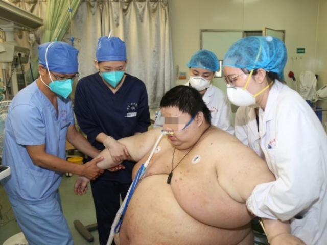 Cách ly 5 tháng vì COVID-19, chàng trai tăng 100 kg phải nhập viện cấp cứu