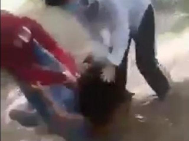 Xôn xao clip 2 nữ sinh đánh hội đồng bạn dã man