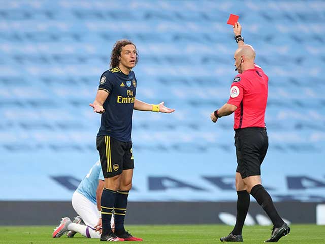 Thảm họa ngày Ngoại hạng Anh tái xuất: David Luiz 6 phút biếu Man City 2 bàn