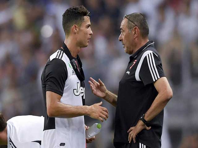 Chỉ trích Ronaldo trên mặt báo, HLV Sarri bị ”ông trùm” Juventus sờ gáy