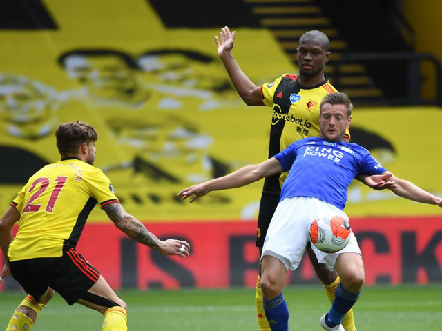 Trực tiếp bóng đá Watford - Leicester: Schmeichel cứu thua xuất sắc