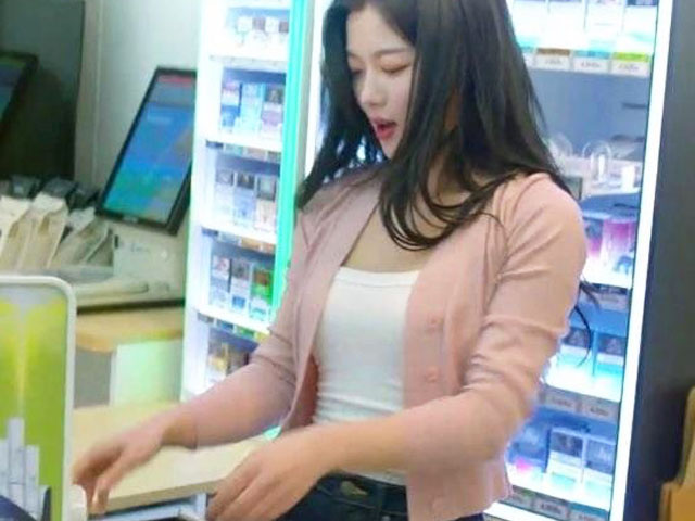 Chọn váy siêu ngắn khi làm việc ở siêu thị, ”bé gái xinh nhất Hàn Quốc” nhận phản ứng