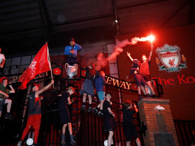 Fan Liverpool phát cuồng mừng vô địch Ngoại hạng Anh: Mở hội thâu đêm