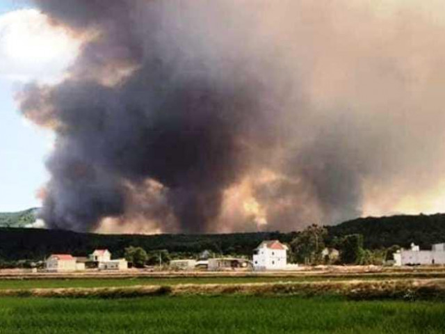 Hơn 1.000 người ngăn vụ cháy rừng lan xuống sát nhà dân