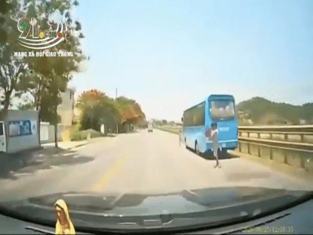 Video: Tránh bé gái chạy sang đường, tài xế xử lý xuất thần khiến người chứng kiến ”tái mặt” vì sợ hãi