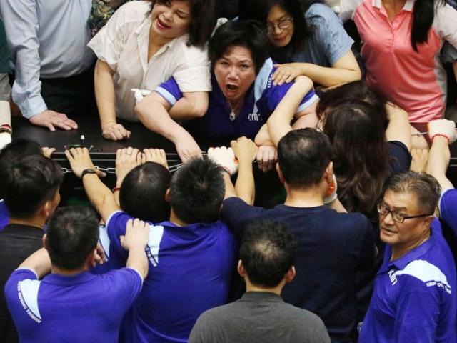 Đài Loan: Phe thân TQ chiếm đóng nghị viện, hỗn chiến với phe của bà Thái Anh Văn
